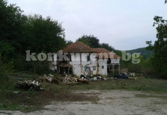 Хора бедстват в манастир СНИМКИ