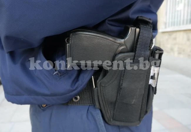 Трима заплашваха старец с нож, за да го ограбят, хванаха ги 