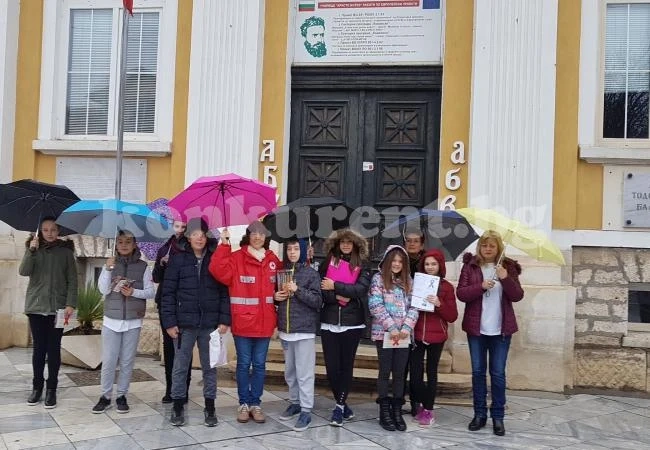 Ученици отбелязаха Световния ден за борба със СПИН