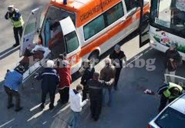 Неправоспособен дядка блъсна пешеходка на „зебра“