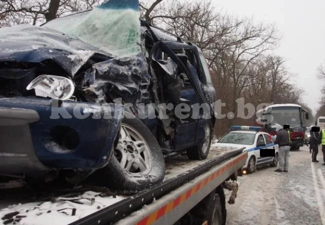 Катастрофа между кола и автобус, има загинали
