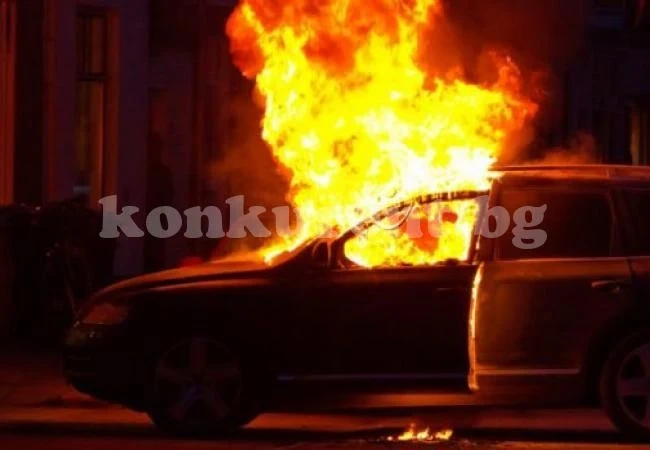 Пожарникари гасиха пламнал автомобил