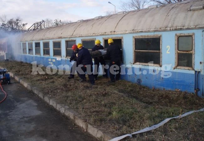 Доброволци спасяваха хора от дерайлирал влак