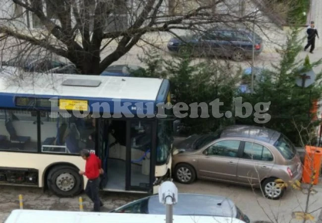 Автобус без шофьора, блъсна коли