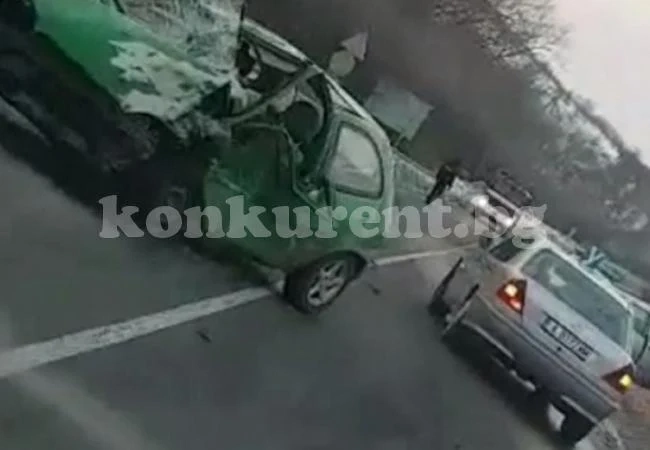 Жена е в болница след катастрофа