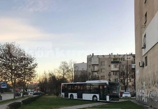(СНИМКИ) Автобус на градския транспорт се удари в блок чрез мистериозна маневра