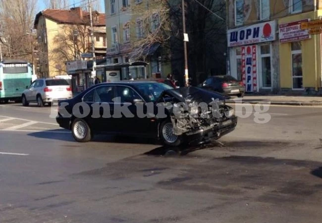 БМВ се помля при катастрофа на булевард , има пострадали