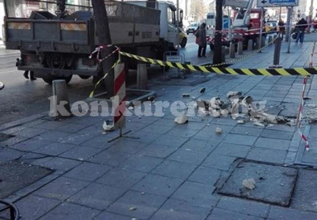 Част от тераса се срути и падна върху оживен булевард