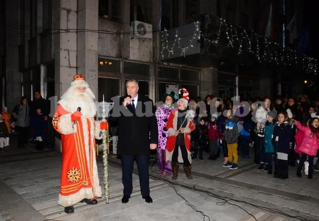 Коледната елха на площад „Бдинци“ грейна