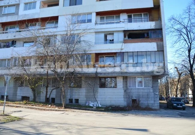 Читател на „Конкурент“: Чакаме банка да си почисти боклуците СНИМКИ