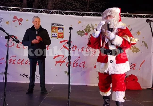 СНИМКИ Запалиха коледните светлини на елхата в Мездра