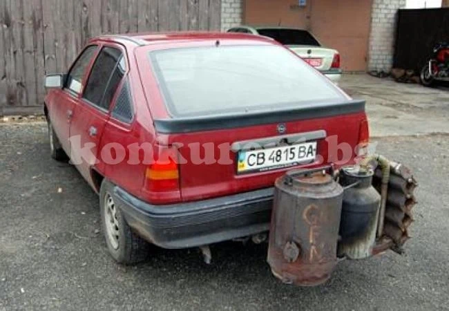 Мъж подкара Opel на дърва (СНИМКИ)