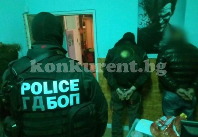(СНИМКИ) Хванаха дилъри на наркотици при спецакция