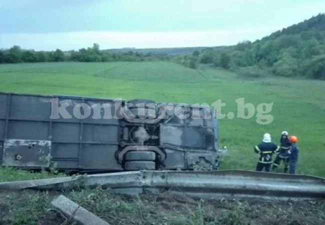 Автобус със 47 пътници се преобърна