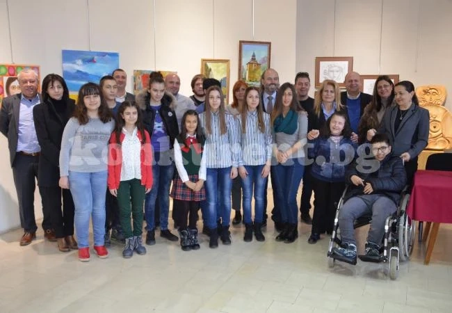 СНИМКИ Дарители раздадоха стипендии на 15 деца