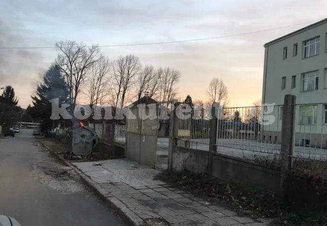 Диваци съсипват контейнери със сгур
