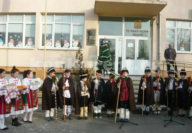 Деца майсторят благотворително коледни украшения и сувенири