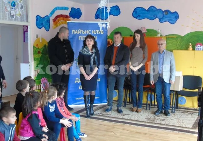 Благотворители зарадваха малчугани с подаръци в навечерието на Коледа
