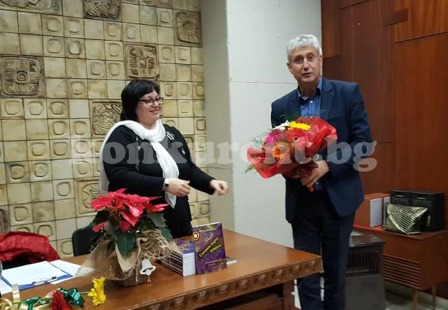 СНИМКИ Светла Дамяновска представи „Синини върху душата“ в Мездра