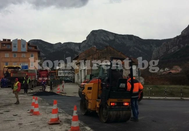 СНИМКИ Ударно асфалтират улици във Враца