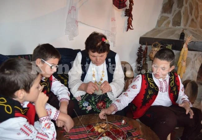 Ученици майсториха сурвачки