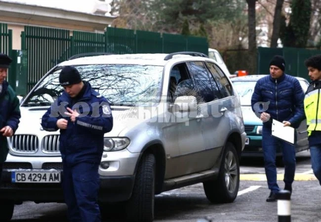 (СНИМКИ) Куршуми летяха по служител на НАП