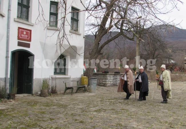 Коледари и Дядо Коледа радваха малки и големи в Салаш