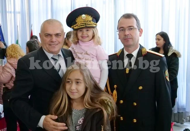 Полицаи дариха децата на свои загинали колеги