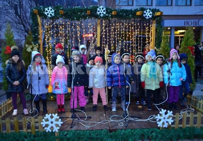 С концерти на децата на Враца започна коледната празнична програма в града СНИМКИ