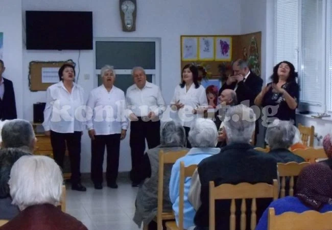 КПП „Еделвайс“ весели обитателите на дом „Зора“