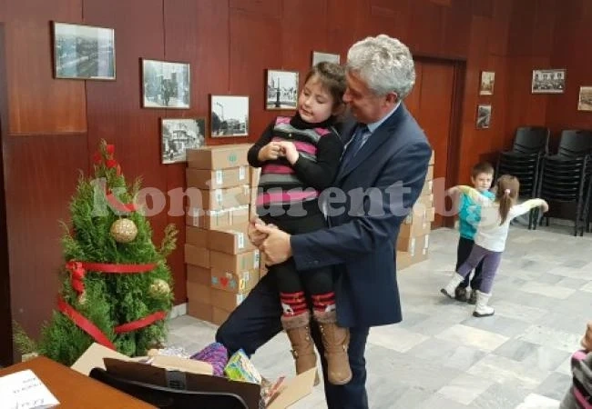 Раздават коледни подаръци на 260 деца