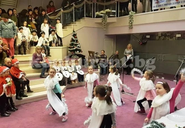 Нов концерт във Враца зарадва деца и родители СНИМКИ
