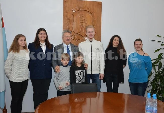 Талантливи деца получиха стипендии