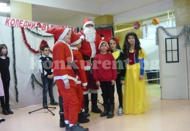 Ученици зарадваха свои връстници с постановката „Коледни вълшебства“