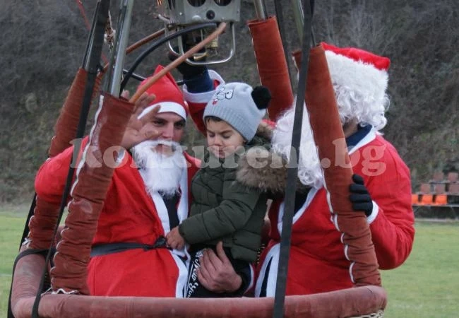 СНИМКИ Хлапета полятаха с балон и Дядо Коледа