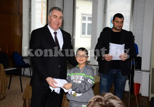 Кмет зарадва хлапета с тениски с логото на Реал Мадрид