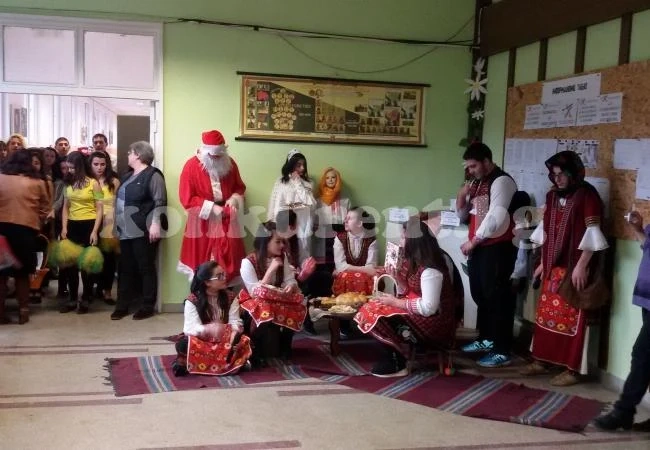 Пресъздадоха бита и традициите за празниците в ПГ „Алеко Константинов“