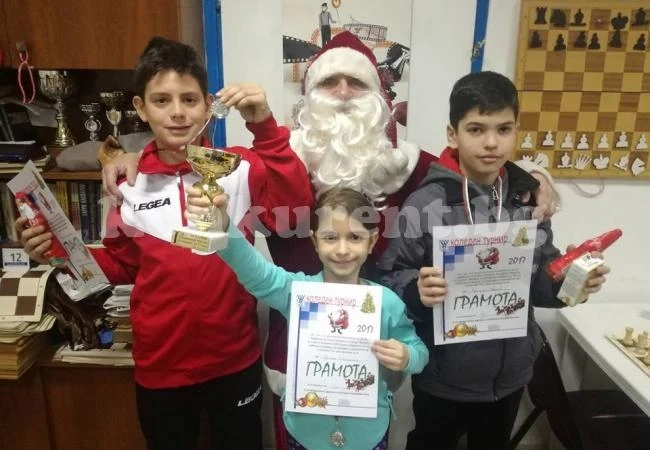 Подранил Дядо Коледа награди призьори по шахмат