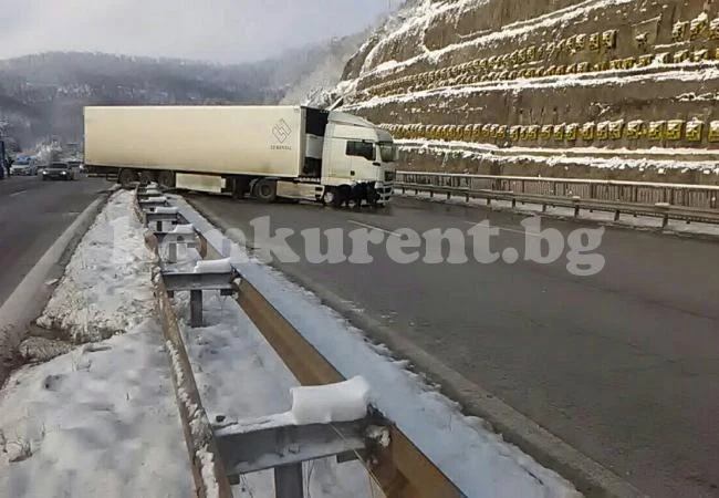 СНИМКА Два камиона се сблъскаха край „Витиня“