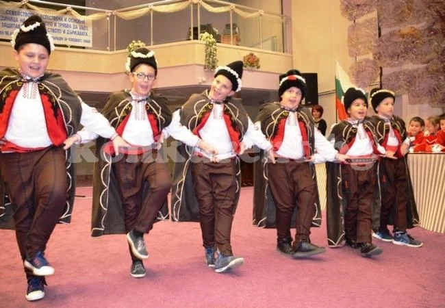 Коледари наричат за здраве и берекет във Враца