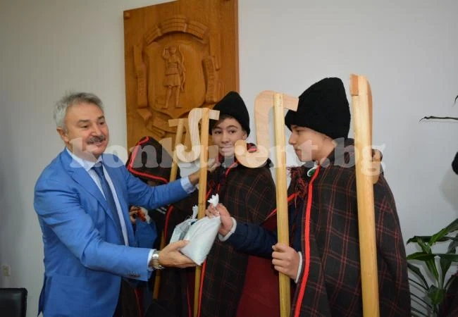 Коледари влязоха в Община Монтана