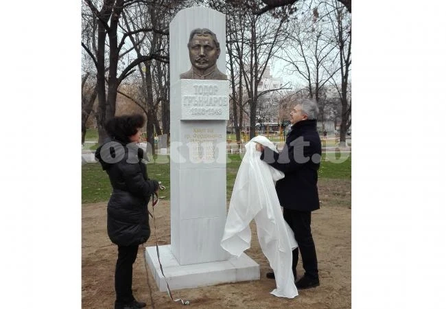 В Монтана откриха паметник на кмета Тодор Грънчаров