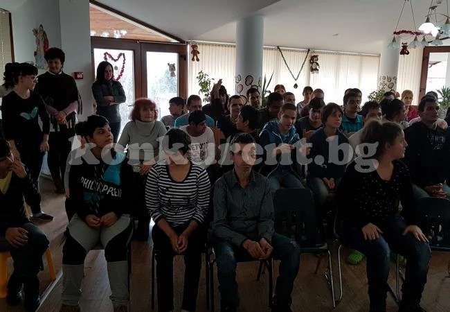 Коледни подаръци за потребители на социален комплекс СНИМКИ