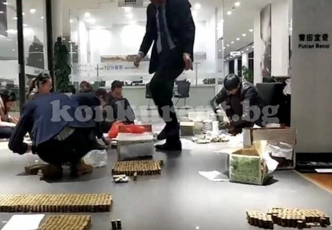 Този мъж успя да си купи нов автомобил БМВ със....спестените си през годините дребни монети (СНИМКИ/ВИДЕО)