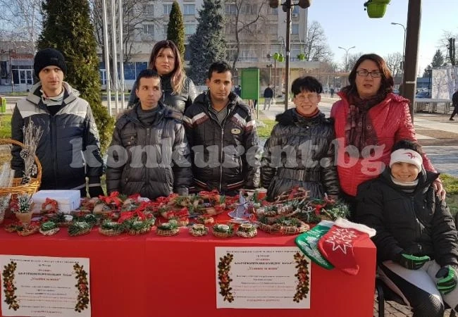 Потребителите на комплекс социални услуги организираха благотворителен базар