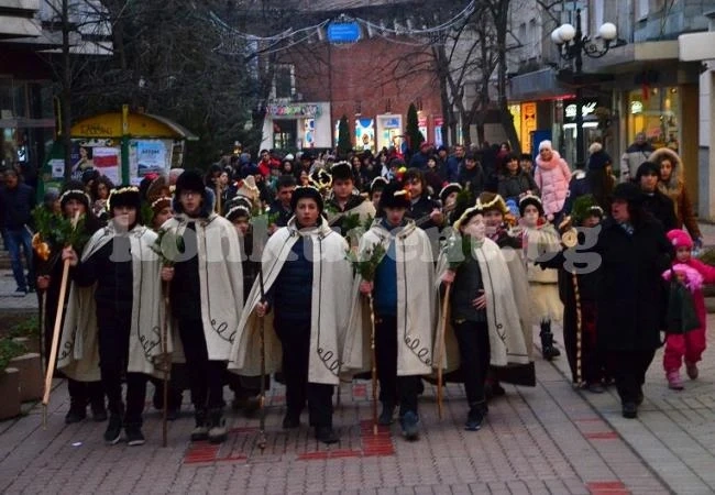 Коледари благословиха Враца със здраве и берекет СНИМКИ