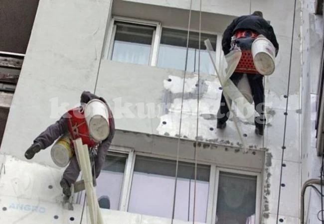Криминални работници по санирането отмъкнаха изолацията на блок