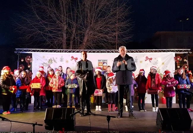 Стотици пяха и танцуваха на Коледния концерт на Община Мездра