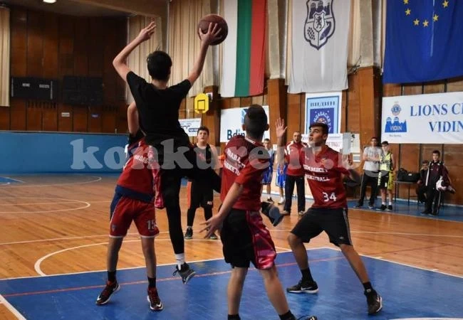 Баскетболисти от VIII и IX клас сложиха край на ученическата 3х3 лига