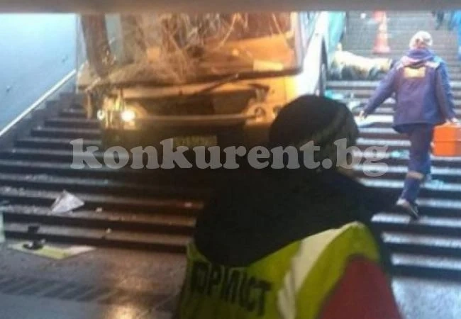 (СНИМКИ) Aвтобус гази наред десетки хора